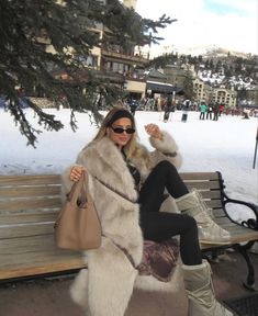 Beige Snow Outfit, Daytime Winter Outfit, Snow Vacation Outfits, Aspen Ski Outfits, Denver Winter Outfit, Whistler Outfit Winter, Banff Outfit Winter, Swiss Alps Outfit