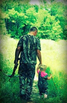 daddy n little so cuteee Country Kids, Family Goals, The Hand, Future Baby, Future Kids, Baby Fever, In The Woods, Baby Pictures, Country Girls