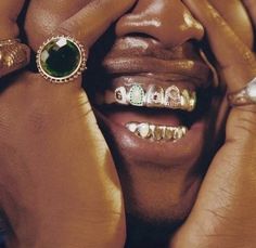 Mouth Grills, Teeth Aesthetic, Pretty Teeth, Dental Jewelry, 90s Street Style, Gold Grill, Dope Jewelry Accessories, Gold Grillz