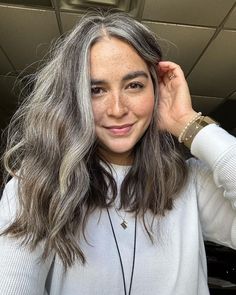 20+ Gray Blending Color Ideas for Transitioning Your Hair Fall Hairstyles For Women, Going Gray Gracefully, Which Hair Colour, Grey Hair Dye, Grey White Hair