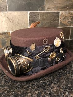 Steampunk men's top hat. Bronze clocks and accessories. Felt brown too hat. Real bird soft feathers. Crushed velvet band. Bronze goggles. Great for an old vintage look. Or Halloween. Or a great party look. Steam Punk Top Hat, Steam Punk Fashion Mens, Steampunk Boy, Steampunk Shorts, Bird Soft, Steampunk Fashion Women, Punk Fashion Mens, Steampunk Hats, Steampunk Man