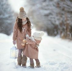 Winter Family Pictures, Family Christmas Outfits, Friend Pictures Poses, Mother Daughter Dress, Snow Girl