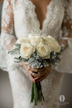 Fernando hijo, murcia, ramo de flores blancas, novia, bridal bouquet, silvia ferrer. Summer Wedding Bouquets, Beach Wedding Inspiration, Cute Wedding Dress, Wedding Decor Elegant, Civil Wedding, Dried Flower Bouquet, Long Sleeve Wedding, Bride Bouquets, Wedding Deco