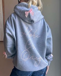 ♡ we have 20 size smalls in stock only! ** the front design is embroidered, back is screenprinted, and the bows are sewn onto the garment - hand wash sweatshirt to ensure it stays looking good as new ** Alpha Phi Sweatshirt, Little Gifts Sorority, Boutique Tees, Bow Embroidery, Sorority Merch, Sorority Big Little, Diy Sweatshirt, Alpha Chi Omega, Embroidery Hoodie