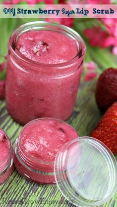 Make Your Own Lip Scrub, Sugar Lip Scrub Diy, Strawberry Lip Scrub, Strawberry Lip Gloss, Strawberry Sugar, Exfoliating Lip Scrub