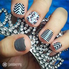 Loving this mixed mani of black and white chevron, cheetah illusion, black and white skinny stripe. trivgirl,jamberrynails.com Chevron Nails, Cheetah Nails, Nail Art Studio, Jamberry Nail Wraps, Nail Envy, Jamberry Nails, Cool Nail Designs