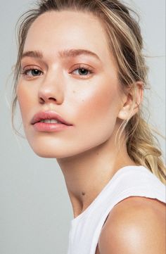 She looks so fresh and has a dewy glow. #aveda #avedaibw #dewyskin #naturalmakeup #naturalmakeupideas #casualstyle #beauty Kosas Cosmetics, Indie Makeup Brands, Indie Makeup, Glossy Makeup, Blush Highlighter, Makeup Brands