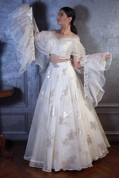 14 Versatile Crop Tops Outfit Ideas for Day to Night Looks Organza Circle Skirt, Broad V Neck, Ruffle Dupatta, Best Indian Wedding Dresses, Fancy Skirts, Foil Prints, Crop Top Lehenga