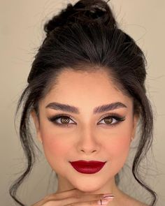 #MakeupTrends#MakeupLooks#GlamGoals#Beauty#TrendingNow Red Lipstick Makeup Looks, Two Color Hair, Short Hair Updo Tutorial, Eyebrow Trends, Classy Makeup, Learn Makeup, Bridal Hair Buns, Chic Makeup, Makeup Artist Tips