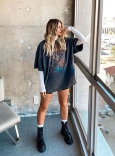 Moda Grunge, Doc Martens Outfit, Looks Street Style, Mode Inspo, Tshirt Outfits, Outfit Goals, Edgy Outfits