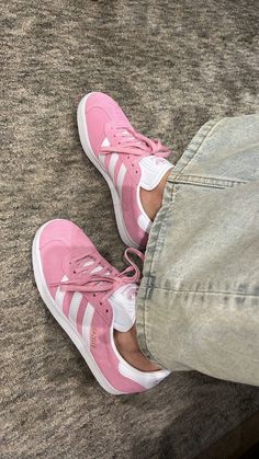 Pink Shoes Aesthetic, Everyday Sneakers, Adidas Samba Outfit, Samba Outfit, Trendy Shoes Sneakers, Preppy Shoes, Pretty Shoes Sneakers, Skandinavian Fashion