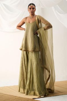 Cheap Green Dupatta, Sharara Designs, Mehendi Outfits, Stylish Tunic, Pani Puri, Traditional Indian Dress, Desi Clothes, Indian Dresses Traditional, Traditional Indian Outfits