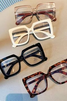 Glasses 2022 Trend, Big Glasses Frames, Clear Glasses Frames Women, Optical Glasses Women, Pretty Sunglasses, Glasses Transparent, Classy Glasses, Fancy Glasses