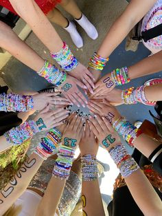 #taylorswift #friendshipbracelet Friendship Bands Aesthetic, Eras Tour Bracelets Aesthetic, Eras Tour Photo Ideas, Concert Accessories, The Eras Tour Outfit, Swiftie Aesthetic, Cute Friendship Bracelets