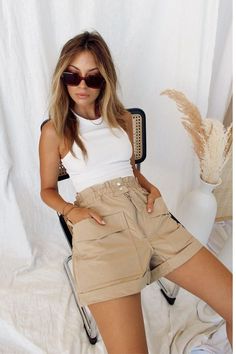 Khaki Shorts Outfit, Looks Com Short, Shorts Outfits Women, Trendy Summer Outfits, Look Chic, Outfits Casuales, Look Cool, Cute Casual Outfits