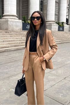 23 Chic Fall Work Outfits & Business Casual Outfits for Autumn Camel Blazer Outfits Women Office Wear, Camel Suit Women, Fall Office Outfits, Black Blazer Dress, Oversized Black Sweater, Dress Code Casual, Casual Work Dresses