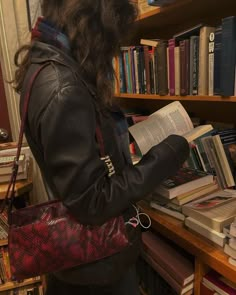 Red Dark Academia Aesthetic, Dark Red Academia, Red Academia Aesthetic, Indie Academia, Frazzled English Woman, Books Fashion, Fall Reading, Aria Montgomery, Dark Academia Aesthetic