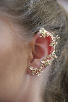 A beautiful handmade 18ct gold plated ear crawler Earring These Rose flowers Ear Cuff, earrings is made of excellent quality materials and is fully hypoallergenic & nickel free. It is also tarnish resistant. This earring consists of two parts Top and bottom. You get the set for the perfect look Ear cuffs are the coolest accessory at the moment! Cuff earrings embrace and flatter your ears, they make them look even more dainty and give you that feminine vibe you want. A simple pair of earrings tha Full Ear Earrings, Ear Wrap Cuff, Elf Jewelry, Flower Ear Cuffs, Famous Jewelry, Icon Jewelry, Ear Cuff Jewelry, Ear Cuff Earrings, Jacket Earrings