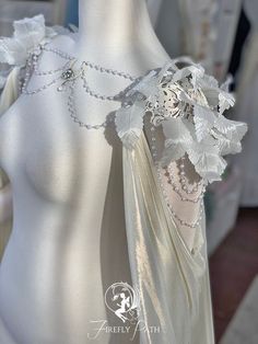 Serenity Wedding Dress, Sailor Moon Princess Serenity, Sailor Moon Wedding, Firefly Path, Moon Dress, Moon Wedding, Princess Serenity, Moon Princess, Estilo Real