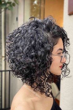 Stylish Bob that is Inverted and Curly Pelo Bob Ondulado, Curly Inverted Bob, Long Bobs, Inverted Bob Hairstyles, Bob Haircut Curly, Wavy Bob Hairstyles, Short Curly Bob