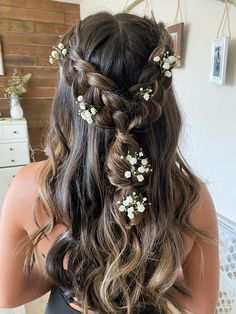 #promhairstyles #promhair #hocohair #hocohairstyles #homecominghairstyle #weddinghairstylesforlonghair #weddinghairstylesforbridesmaids #weddinghair #bohobraids #bohobraidstyle #hairstyles #formalhairstyles #floralhair #floralhairstyle #promhairstyles2024 #prom #prom2024 #hoco Enchanted Forest Theme Hairstyle, Prom Hair Flowers, Prom Hairstyles With Flowers, Prom Braid Hairstyles, Senior Hoco, Prom Braid, Bridesmaid Hairstyle, Fancy Braids, 6th Form