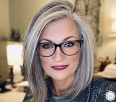 Hair With Grey Highlights, Blonde Hair With Grey Highlights, Silver Hair Women, Grey Blending, Fabulous 50s, Hair Cuts And Styles, Bob Hair Styles, 60 Hairstyles