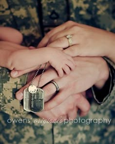 cutest thing ever!! Military Family Photography, Military Couples, Army Couple, Semper Fi, Cute Ideas