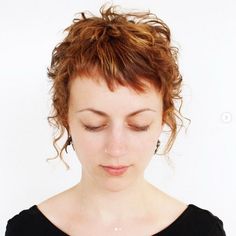 Messy Pixie Curly Haircuts with Short Fringe Short Fringe Mullet, Fringe Mullet, Pixie Haircuts For Curly Hair, Modern Short Haircuts, Haircut Pixie, Popular Short Haircuts, Mullet Women, Blonde Short, Short Haircuts For Women