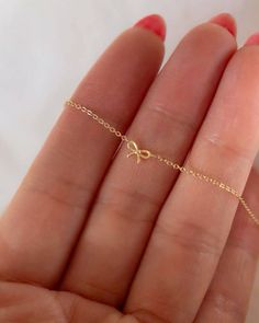 Halloweenský Makeup, Preppy Jewelry, Pretty Jewelry Necklaces, Cute Bracelet, Mini Bow, Tiny Bow, Bow Bracelet, Jewelry Accessories Ideas, Bracelet Dainty