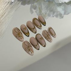 Inspired by the lineart on the Seventeen Darl+ing single cover ✨ Details hand painted with black gel polish and brushed over with gold chrome powder. The perfect subtle-stan set for every Carat. Shape: Almond Available Lengths:  ♡ Short length (Approx. 13-18MM)  ♡ Medium Length (Approx. 18-23MM) ‼️ Please follow the sizing guide before placing your order. Custom sizes are available if your size is vastly different than our guide. If there is a minor difference and you are between sizes, we recom Seventeen Inspired Nails, Seventeen Nails, Anime Nails, Chrome Powder, Soft Nails, Gold Chrome, Black Nails, Different Shapes, Gel Polish