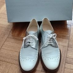 Never Worn. From The Iconic, French Shoemaker, Robert Clergerie; A Glossy, Colorblocked Metallic & White Leather Oxford With Wingtip & Punctured Eyelet Detailing. - Tapered Round Toe - Leather Upper, Insole & Lining - Wooden Sole & 1" Stacked Heel Color: Silver & White. 100% Leather. Made In France Https://Lagarconne.Com/Products/Frcjoess14-Robert-Clergerie-Joella-Two-Tone-Wingtip-Oxford Elegant White Patent Leather Oxfords, Elegant White Low-top Oxfords, Metallic Brogues, Metallic Oxfords, Oxford Wedges, Black Patent Leather Loafers, Oxford Platform, Velvet Flats, Robert Clergerie