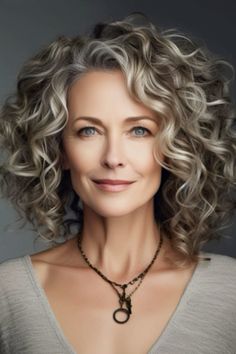 Pelo Bob Ondulado, Curly Hair Trends, Natural Curly Hair Cuts, Grey Curly Hair, Medium Length Curly Hair, Hairstyles For Women Over 60, Curly Hair Photos, Medium Curly, Medium Curly Hair Styles