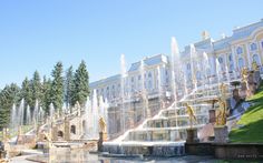 there are many fountains in front of the building