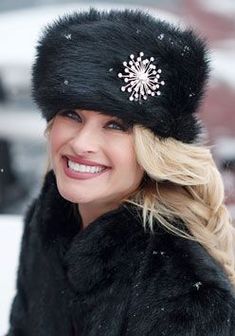 The quality is very good it arrived much earlier than expected and in excellent condition it is very warm and aesthetically it looks super good I recommend it ƪ⁠ ⁠ ⁠ ˘˘˘˘˘⁠⁠ Fur Russian Hat, Happy Hat, Black Fox, Fabulous Furs, Fur Accessories, Fancy Hats, Love Hat