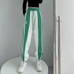 Streetwear Fashion Pants, Korean Fashion Pants, Casual Korean Fashion, Sweatpants Women, Aesthetic Clothing Stores, Egirl Outfits, Striped Sweatpants, Fall Pants, Korean Streetwear