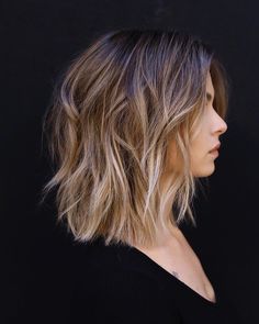 Womens Haircuts Medium, Medium Bob Hairstyles, Medium Curly Hair Styles, Medium Short Hair, Shoulder Length Hair Cuts, Short Hair Balayage, Brown Blonde Hair, Hair Color Balayage