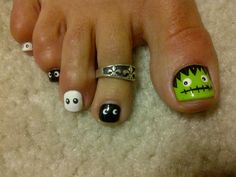 Ghost Pedicure Designs, Halloween Toe Nails Design, Halloween Toes Designs, Halloween Toe Designs, Holloween Nails Toes, Halloween Pedicure Ideas Toes Toenails, Goth Pedicure, Halloween Toe Nail Designs Easy