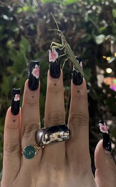 Flower Y2k Nails, Full Painted Nails, Dark Flower Nails, Black Nails Flowers, Black Nails With Flower Design, Painted Flower Nails, 200s Nails, Black Nails With Flowers, Early 2000 Nails