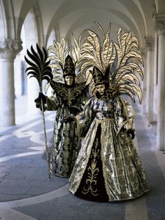 Carnival of Venice - Bing Images Diy Karneval, Venetian Costumes, Venice Carnivale, Venice Carnival Costumes, Costume Carnaval, Costume Venitien, Venice Mask, Venetian Carnival Masks, Day Of Dead