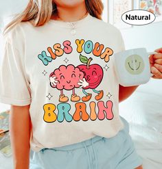 Kiss Your Brain, Teacher Attire, Teaching Shirts, Cute Shirt Designs, Squad Shirt, Weird Shirts, Teacher Style