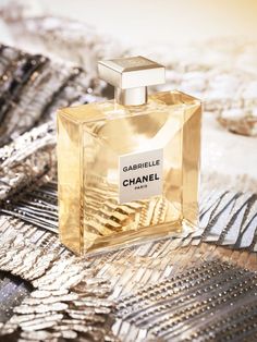 Parfum Givenchy, Chanel Gabrielle, Natural Beauty Treatments, Popular Perfumes, Perfume Photography, Perfume Floral, Gabrielle Chanel, Chanel Perfume, Celebrity Perfume