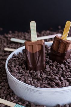 there are chocolate pops in the middle of some ice cream sticks and marshmallows