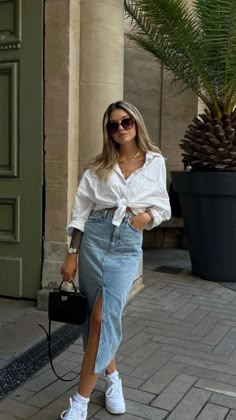 Midi Jeans, Denim Skirt Outfits, Office Casual Outfit, Pose Fotografi, Casual Work Outfit, Casual Chic Outfit, Summer Fashion Outfits, Mode Inspiration