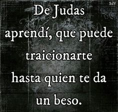 a black and white photo with the words de judas aprenddi que puede traicionar hasta que teda un beso