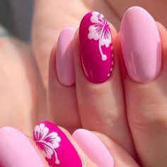 Hawaiian Hibiscus Nails, Hibiscus Flower On Nails, Pink Nails With Hibiscus Flower, Luau Nails Hawaiian, Barbie Nails Ideas, Colourful Nails For Summer, Hawaiian Themed Nails, Pink Tropical Nails, Pink Hibiscus Nails