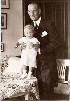 Prince Andrew of Greece with his son, Prince Philip, the future Duke of Edinburgh Prins Philip, Princess Alice Of Battenberg, Victoria Prince, Rainha Elizabeth Ii, English Royalty, Princess Alice