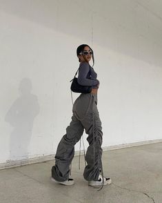 "14 Women's Cargo Pants with a Workwear Feel: Stylish and Functional" Fest Outfits, Mode Zara, Tomboy Style Outfits, فستان سهرة, Looks Black, Streetwear Fashion Women, Swaggy Outfits, Mode Inspo