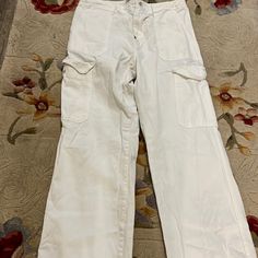 Good Condition Brand New Chic White Bottoms With Cargo Pockets, White Mid-rise Utility Cargo Pants, Chic White Cargo Pants With Pockets, Chic White Pants With Cargo Pockets, Chic White Cargo Pants, White High Rise Utility Bottoms, White High Waist Utility Bottoms, White Mid-rise Utility Pants, White High Rise Casual Pants