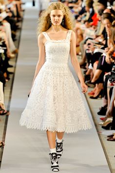 Oscar de la Renta Lindsey Wixson, Beautiful Summer Dresses, Styles Summer, Fashion Victim, Fashion Board, Lace Fashion, Sweet Dress, Beautiful Summer