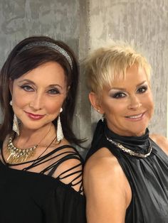 Lorrie & Pam Tillis Dec. 2019 Coal Miners, Choker Necklace, Pearl Earrings, Quick Saves